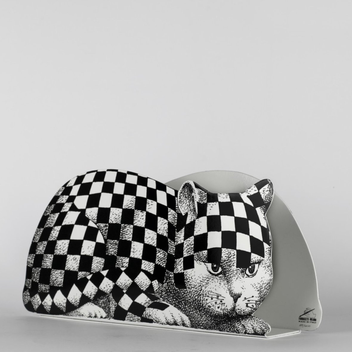 magazine-rack-high-fidelity-black-white-2
