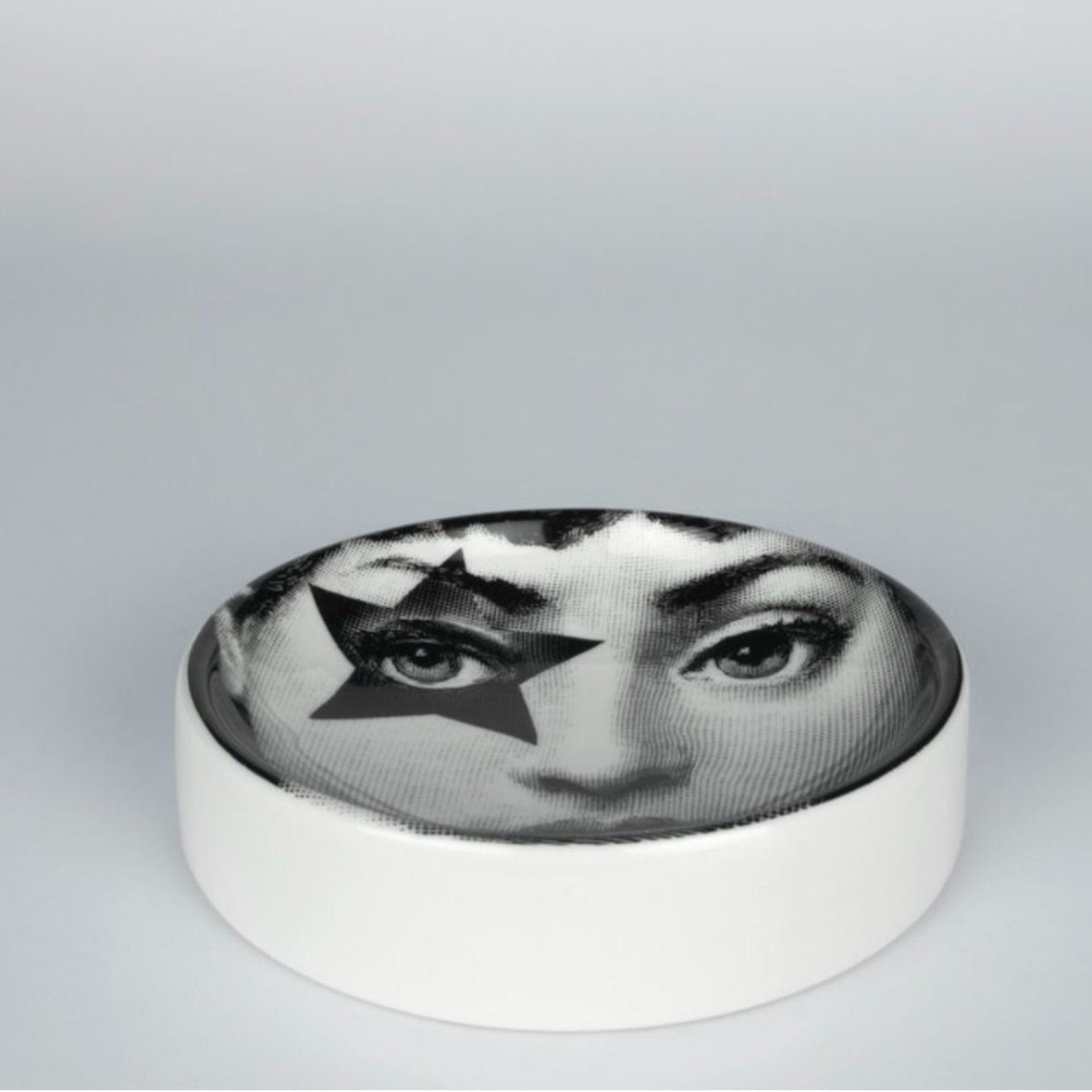 fornasetti-round-ashtray-tema-e-variazioni-n-381-black-white-1