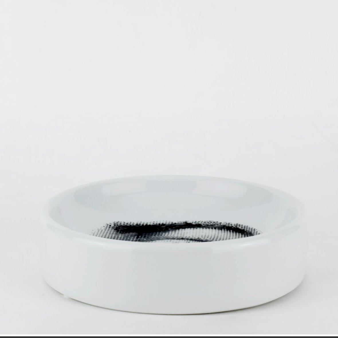 fornasetti-round-ashtray-tema-e-variazioni-n-35-black-white