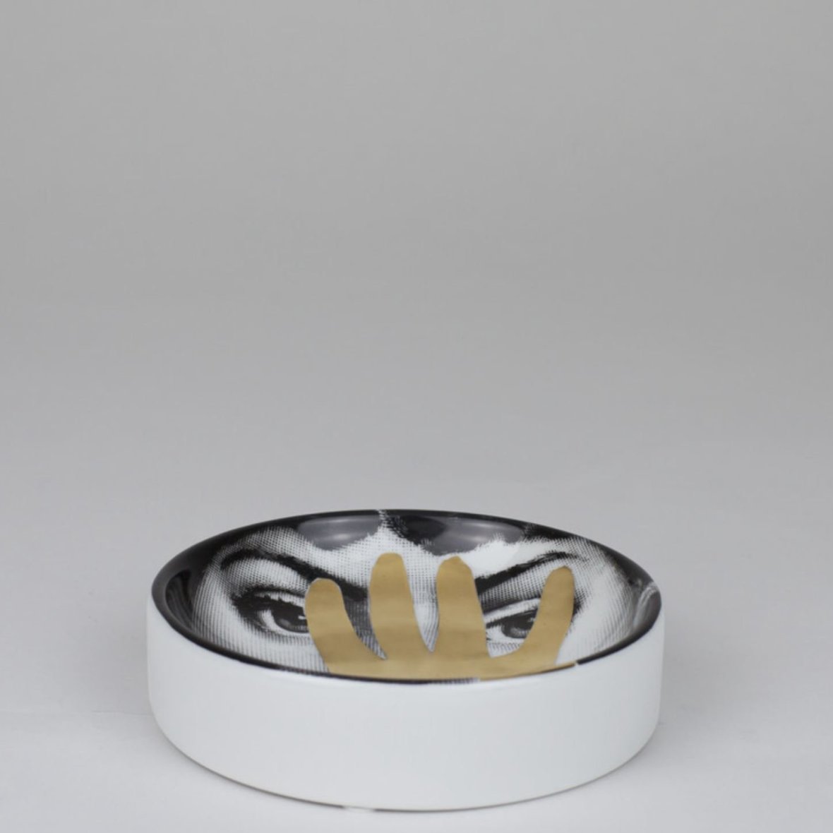 round-ashtray-tema-e-variazioni-n-16-black-white-gold