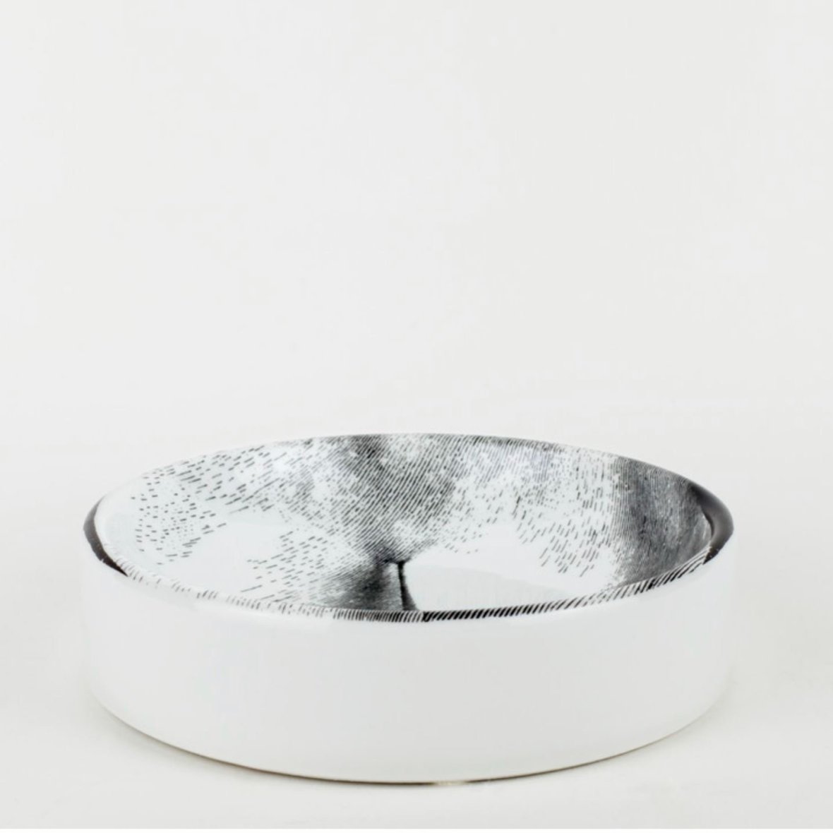fornasetti-round-ashtray-tema-e-variazioni-n-306-black-white-1