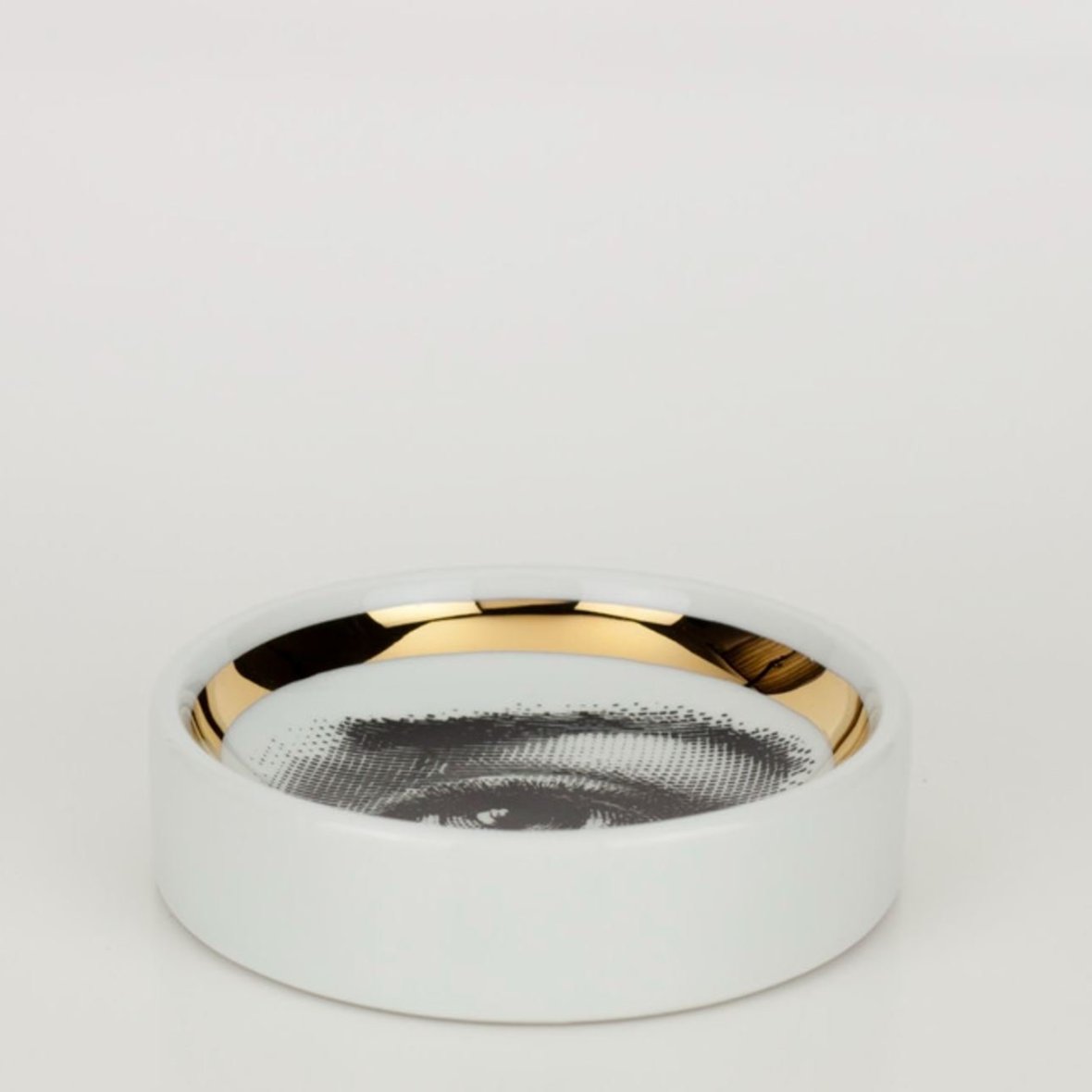 fornasetti-round-ashtray-tema-e-variazioni-n-35-black-white-gold-1