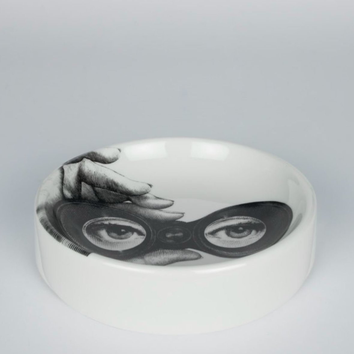 fornasetti-round-ashtray-tema-e-variazioni-n-371-black-white-1