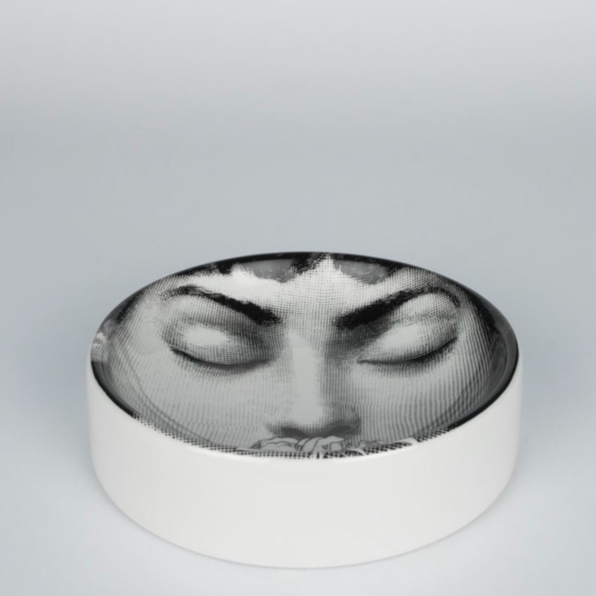 fornasetti-round-ashtray-tema-e-variazioni-n-393-black-white-1