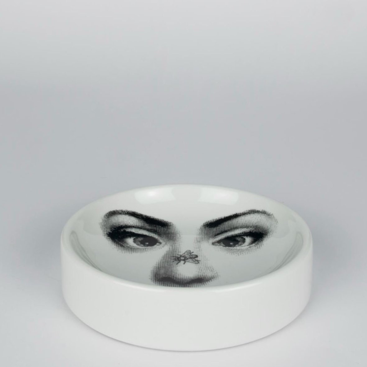 fornasetti-round-ashtray-tema-e-variazioni-n-396-black-white-1