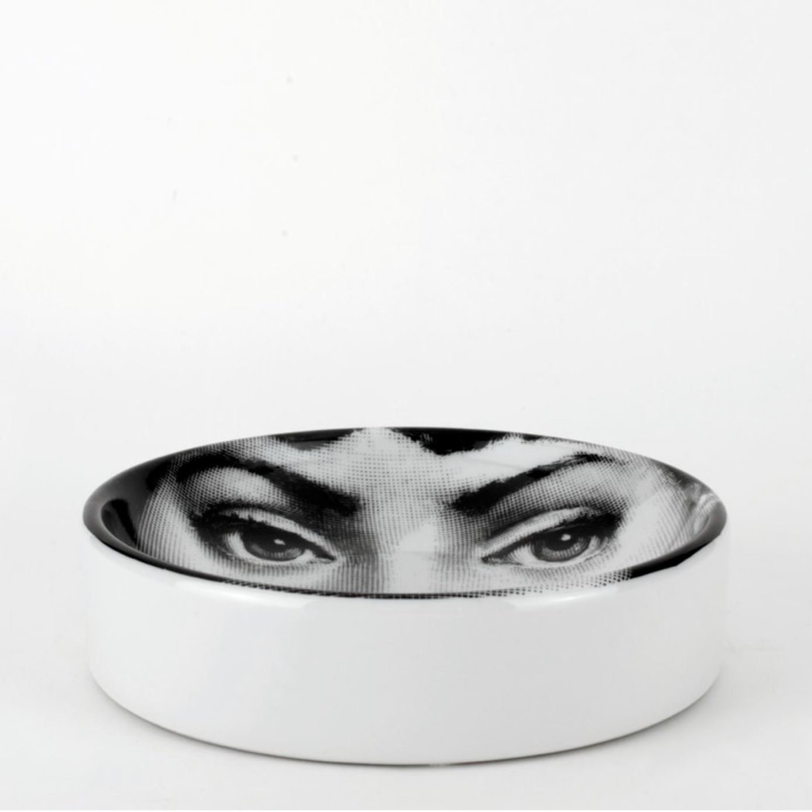 fornasetti-round-ashtray-tema-e-variazioni-n-82-black-white-1