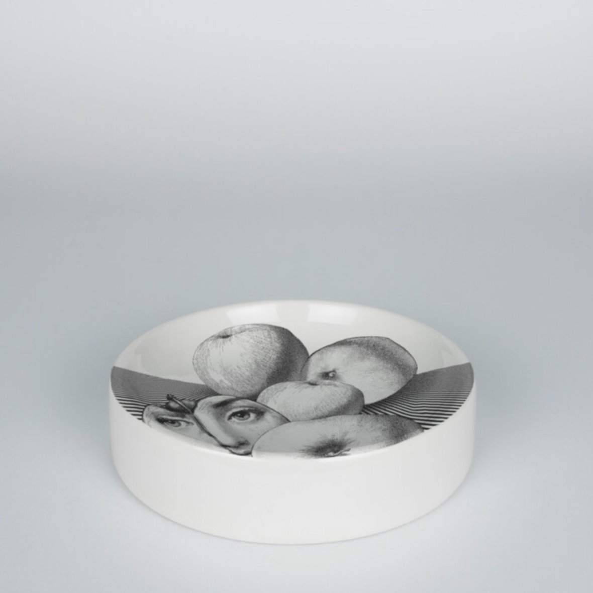 round-ashtray-tema-e-variazioni-n390-black-white-2