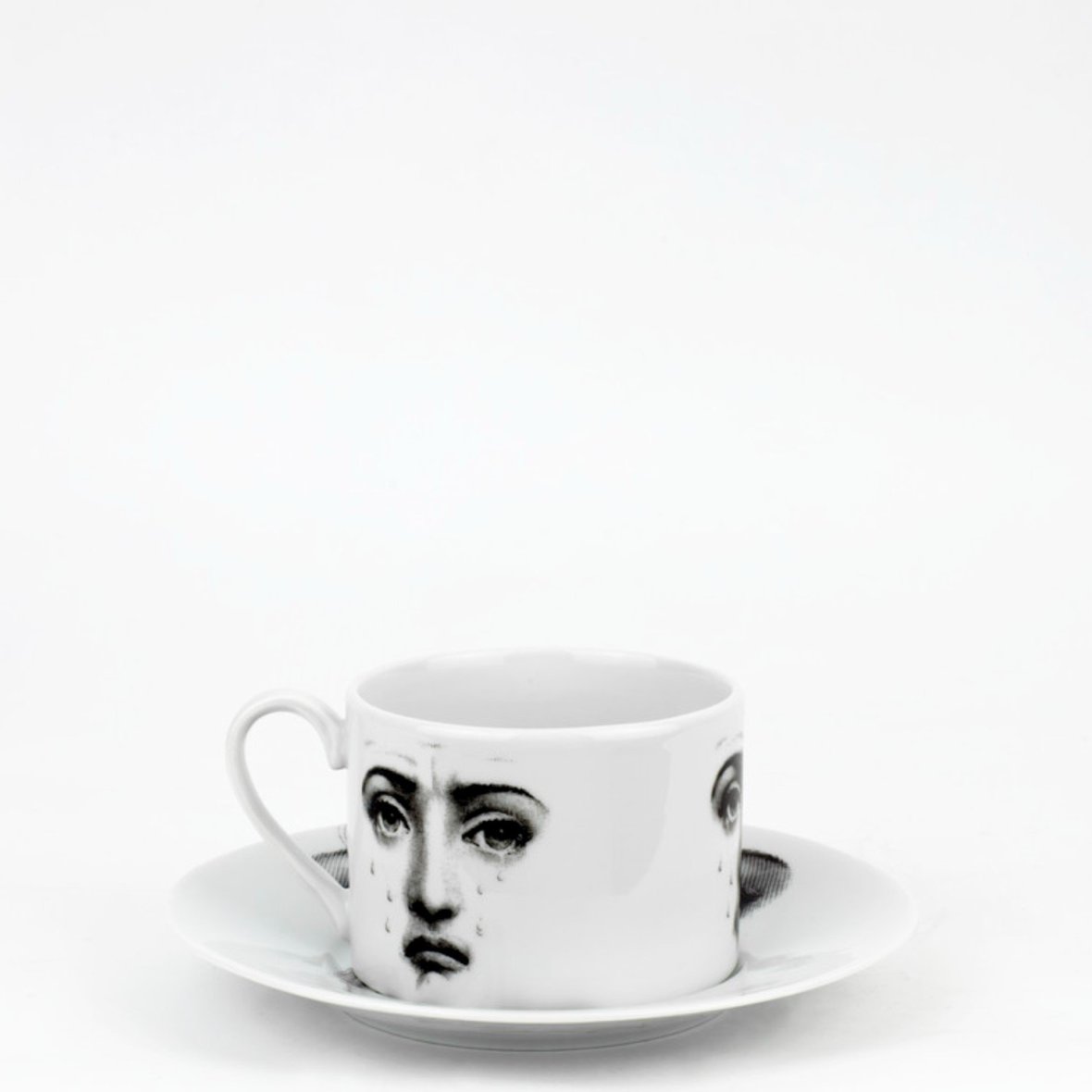 tea-cup-tema-e-variazioni-2005-il-fumo-fa-male-black-white-1