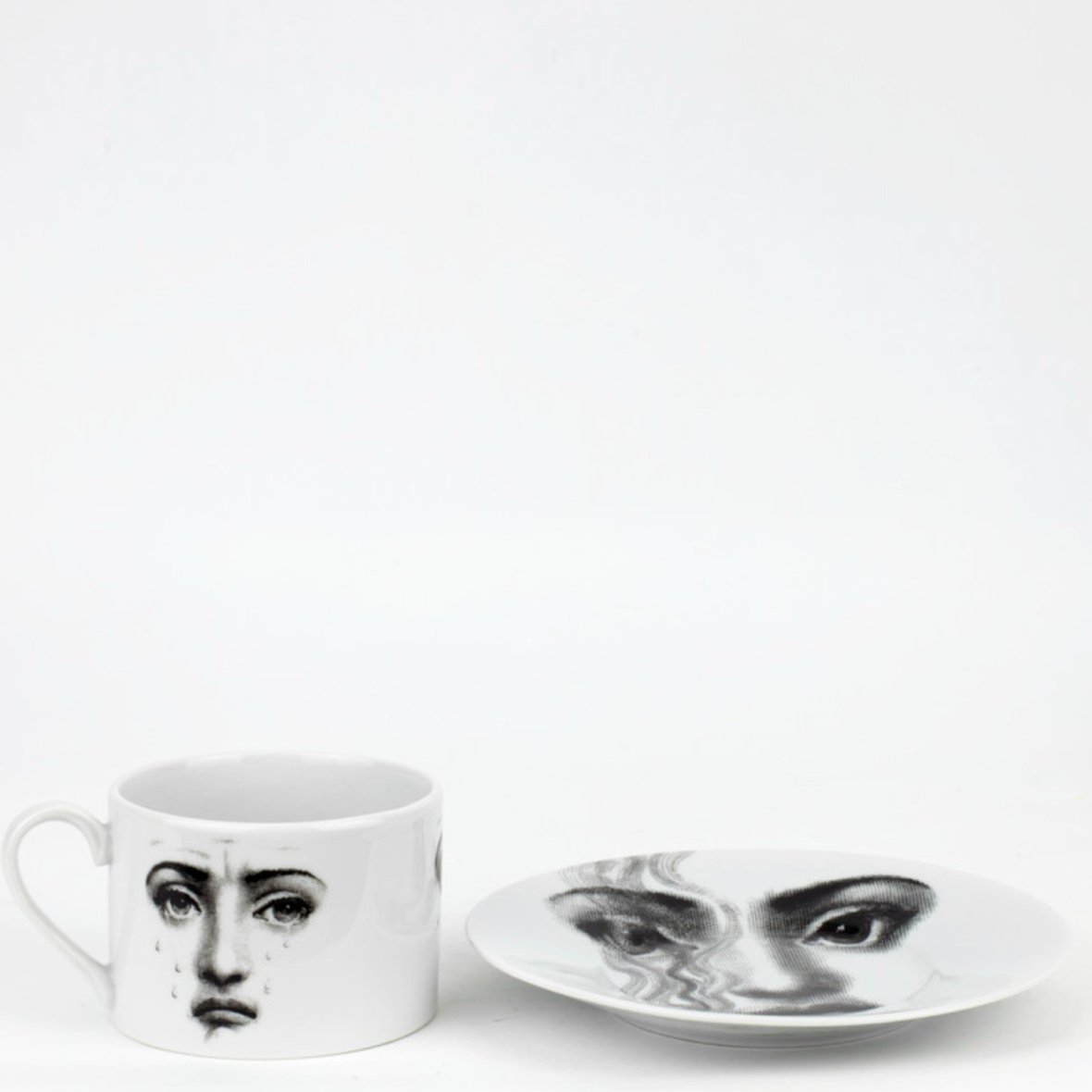 tea-cup-tema-e-variazioni-2005-il-fumo-fa-male-black-white-2